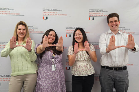 Undergrad advisors doing the "U" symbol with their hands